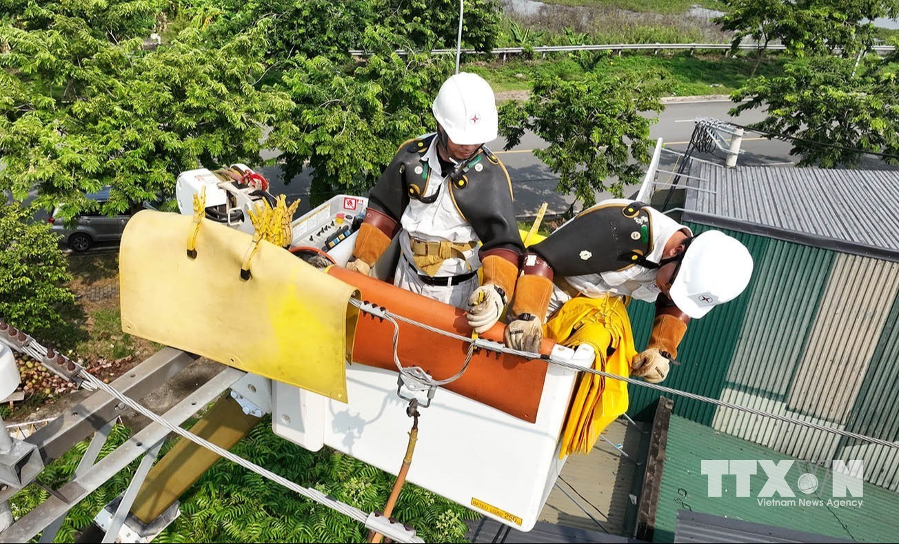 EVNHANOI đẩy mạnh ứng dụng công nghệ hotline vào bảo trì, bảo dưỡng hệ thống. (Ảnh: Vũ Sinh/TTXVN)